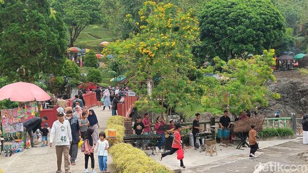 Suasana wisata Baturraden Banyumas, siang ini, Selasa (24/3/2026).