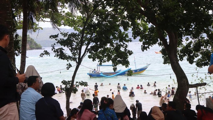 Wisatawan padati pantai di Trenggalek saat libur Lebaran