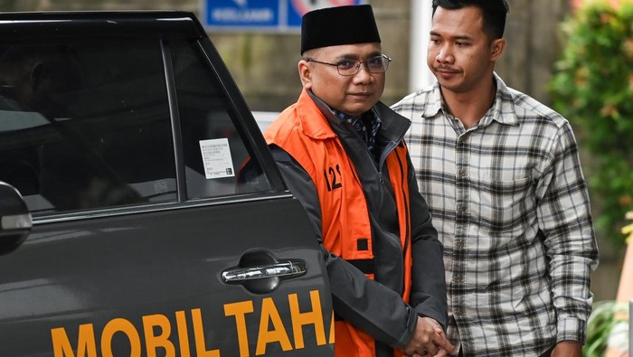 Tersangka kasus dugaan korupsi kuota haji dan penyelenggaraan ibadah haji Yaqut Cholil Qoumas (kiri) tiba di Gedung Merah Putih KPK, Jakarta, Selasa (24/3/2026). Mantan Menteri Agama periode 2020-2024 Yaqut Cholil Qoumas kembali menjalani penahanan d