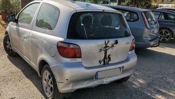 Perbaikan mobil yang penyok dengan stiker Looney Tunes ini sungguh jenius karena memanfaatkan tekstur bodi yang rusak seolah-olah menjadi efek kartun saat karakter tersebut menabrak tembok dengan keras. Dok. Roar_ImANiceBear via BoredPanda