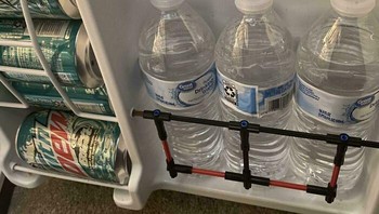 Penggunaan lego untuk mengganti pembatas rak di kulkas mini membuktikan bahwa mainan anak-anak ini bisa menjadi solusi improvisasi yang sangat kokoh untuk menahan botol minuman tetap di tempatnya. Dok. master_mather via BoredPanda