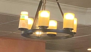 Modifikasi lampu gantung yang diganti dengan gelas kertas menunjukkan usaha untuk menyamarkan keanehan agar sekilas terlihat menyatu dengan lampu aslinya. Dok. MRairden via BoredPanda