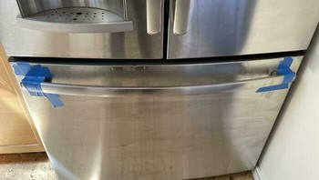 Copot gagang pintu freezer? Tinggal tempel pakai duct tape sekebon! Solusi legendaris umat manusia yang percaya kalau lakban perak bisa memperbaiki apa saja. Dok. Separate_Inflation69 via BoredPanda