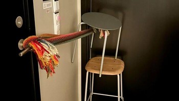 Langkah mengganjal pintu hotel yang tidak memiliki kunci menggunakan syal yang diikat antara pintu lalu tambahkan beberapa kursi untuk pengamanan ekstra. Dok. hallia4334 via BoredPanda