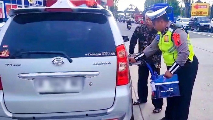 Aipda Dwiyanto membantu pemudik yang kehabisan BBM di Simpang Empat Gandulan, Pemalang, Rabu (25/3/2026).