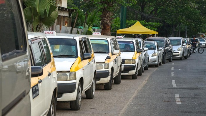 Drivers queue to fill fuel at a gas station amid the U.S.-Israeli war on Iran, in Yangon, Myanmar, March 20, 2026. REUTERS/Stringer