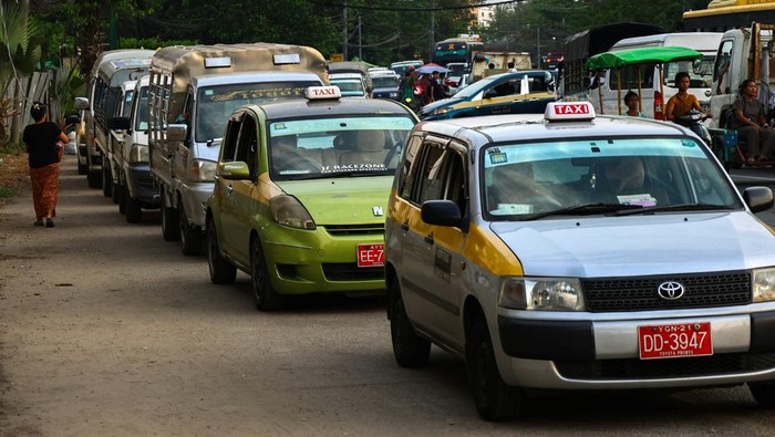 Drivers queue to fill fuel at a gas station amid the U.S.-Israeli war on Iran, in Yangon, Myanmar, March 20, 2026. REUTERS/Stringer