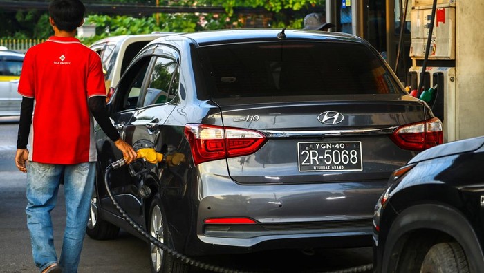Drivers queue to fill fuel at a gas station amid the U.S.-Israeli war on Iran, in Yangon, Myanmar, March 20, 2026. REUTERS/Stringer