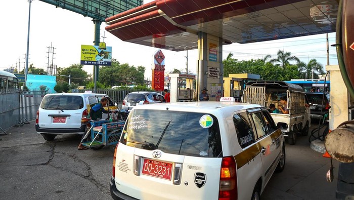Drivers queue to fill fuel at a gas station amid the U.S.-Israeli war on Iran, in Yangon, Myanmar, March 20, 2026. REUTERS/Stringer