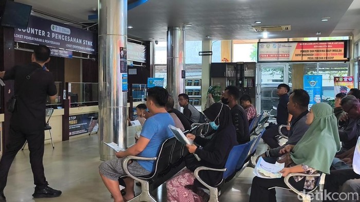 Antrean warga padat di Kantor Samsat untuk membayar pajak kendaraan