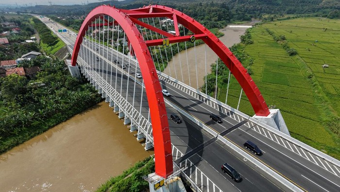 Foto udara sejumlah kendaraan melintas saat arus balik di Jembatan Kalikuto Tol Trans Jawa, Kabupaten Batang, Jawa Tengah, Rabu (25/3/2026). PT Jasamarga Transjawa Tol (JTT) mencatat 101.774 kendaraan meninggalkan Semarang melalui Gerbang Tol Kalikangkung naik 112,03 persen dari kondisi normal, sementara sebanyak 99.866 kendaraan menuju Semarang atau meningkat 116,23 persen. ANTARA FOTO/Harviyan Perdana Putra/tom.