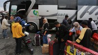 Di area terminal, suasana terlihat ramai dengan penumpang yang membawa berbagai barang bawaan seperti tas, koper, hingga kardus berisi oleh-oleh. Meski perjalanan panjang melelahkan, kedatangan mereka disambut dengan rasa lega setelah tiba di ibu kota.