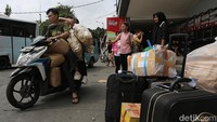 Gelombang arus balik Lebaran di Terminal Kalideres mulai menunjukkan peningkatan signifikan. Dinas Perhubungan DKI Jakarta mencatat jumlah penumpang yang kembali ke ibu kota meningkat hingga 80 persen dibandingkan kondisi normal.