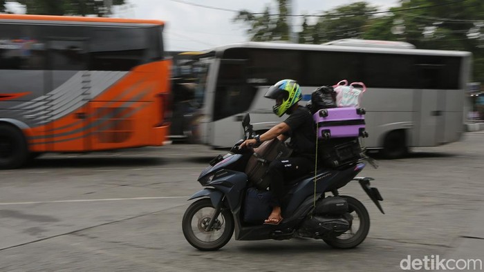 Gelombang arus balik Lebaran di Terminal Kalideres mulai menunjukkan peningkatan signifikan. Dinas Perhubungan DKI Jakarta mencatat jumlah penumpang yang kembali ke ibu kota meningkat hingga 80 persen dibandingkan kondisi normal.