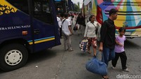 Para penumpang arus balik Idul Fitri 1447 H turun dari bus di Terminal Kalideres, Jakarta, Rabu (25/3/2026). 