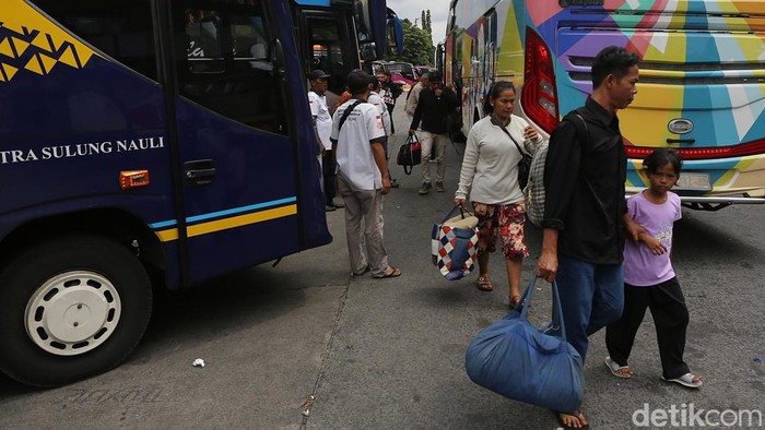 Gelombang arus balik Lebaran di Terminal Kalideres mulai menunjukkan peningkatan signifikan. Dinas Perhubungan DKI Jakarta mencatat jumlah penumpang yang kembali ke ibu kota meningkat hingga 80 persen dibandingkan kondisi normal.