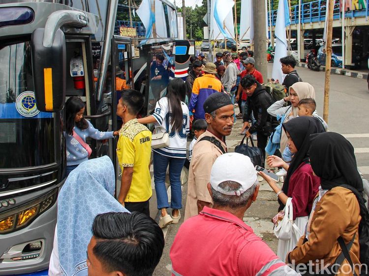 Arus Balik Mulai Meningkat, Terminal Kampung Rambutan Dipadati Pemudik