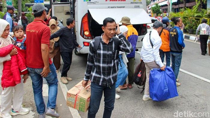 Aktivitas arus balik Lebaran mulai menunjukkan peningkatan di Terminal Kampung Rambutan, Jakarta Timur, pada Rabu (25/3/2026). Sejak pagi hari, para pemudik dari berbagai daerah tampak berdatangan usai merayakan Idulfitri 1447 H di kampung halaman.