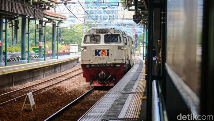 Pemudik berjalan di peron setibanya di Stasiun Gambir, Jakarta, Rabu (25/3/2026).