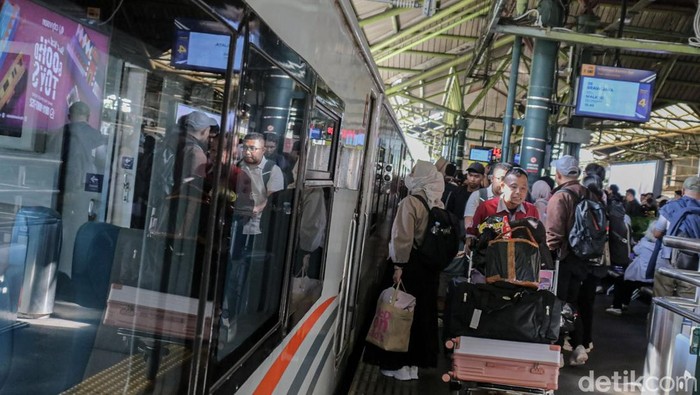 Pemudik berjalan di peron setibanya di Stasiun Gambir, Jakarta, Rabu (25/3/2026).