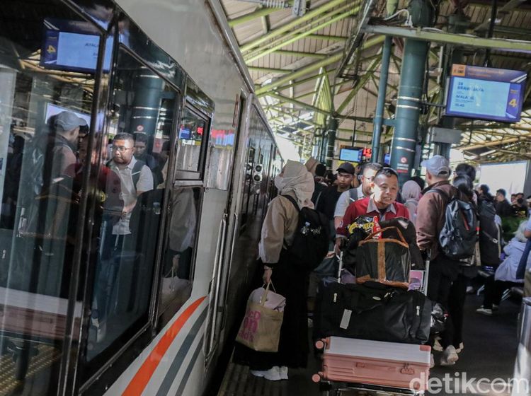 Arus Balik Padati Gambir, Belasan Ribu Pemudik Tiba di Jakarta
