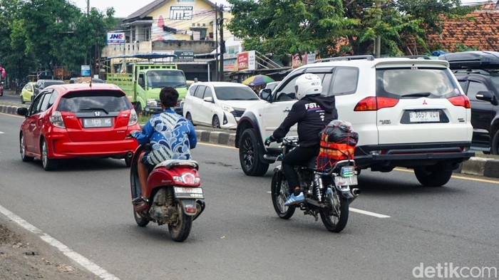 Kendaraan melintas di jalur Pantura Cirebon menuju Jakarta, Rabu (25/3/2026).