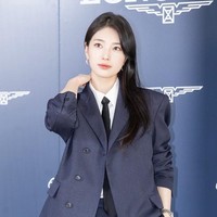 Rambut panjangnya hanya dicatok rapi dan ditata menyamping. Membingkai wajah mungilnya dengan cantik. Foto: Instagram/@skuukzky