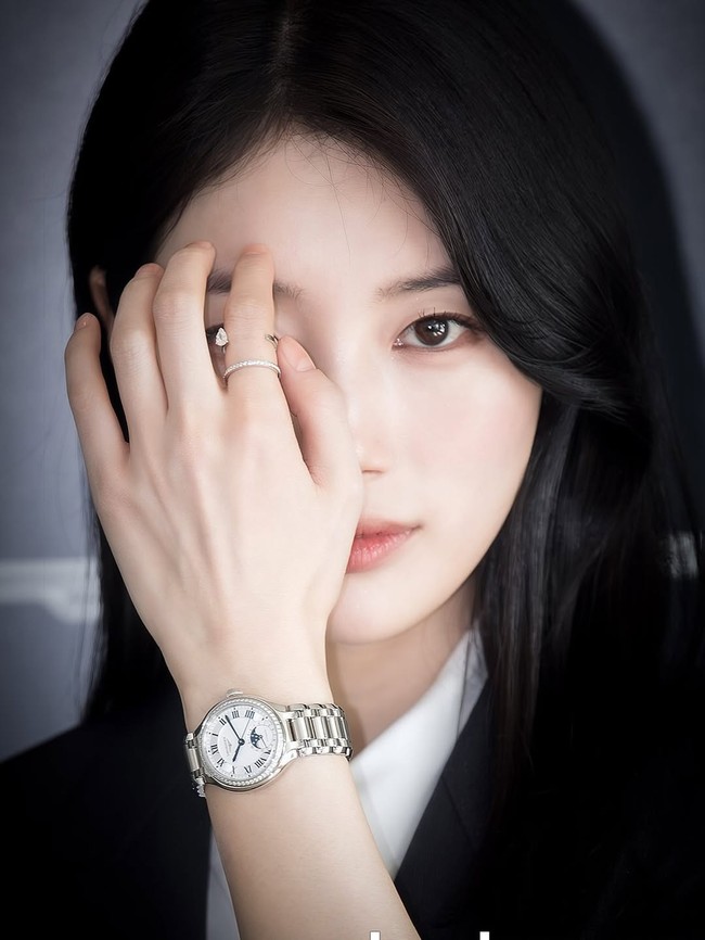 Gaya yang memadukan unsur feminin dan maskulin ini banjir pujian dari netizen. Banyak yang sepakat konsep busana androgini sangat cocok untuk Suzy. Foto: Instagram/@skuukzky