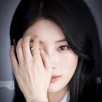 Gaya yang memadukan unsur feminin dan maskulin ini banjir pujian dari netizen. Banyak yang sepakat konsep busana androgini sangat cocok untuk Suzy. Foto: Instagram/@skuukzky