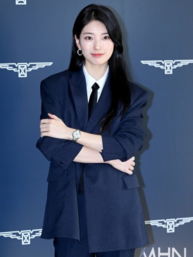 Suzy tampil di peluncuran produk terbaru Longines pada Rabu (25/08/2026) di Seoul, Korea Selatan, sebagai brand ambassador. Foto: Instagram/@skuukzky