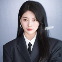 Bintang drakor ‘Genie, Make A Wish’ ini tampil dengan setelan jas oversized navy, lengkap dengan dasi dan aksesori minimalis seperti jam tangan, hoop earing dan cincin di jari telunjuk. Foto: Instagram/@skuukzky