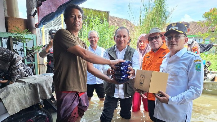 Warga terdampak banjir Pasuruan mendapatbantuan dari BPBD Jatim