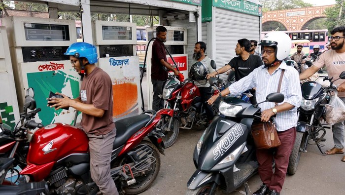 Motorists queue to refuel their motorcycles at a fuel station, amid concerns over fuel supply amid the U.S.-Israel conflict with Iran, in Dhaka, Bangladesh, March 15, 2026. REUTERS/Mohammad Ponir Hossain