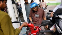 Petugas melayani pengisian di tengah tekanan permintaan yang meningkat tajam. REUTERS/Mohammad Ponir Hossain