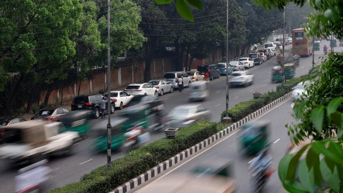 Motorists queue to refuel their motorcycles at a fuel station, amid concerns over fuel supply amid the U.S.-Israel conflict with Iran, in Dhaka, Bangladesh, March 15, 2026. REUTERS/Mohammad Ponir Hossain