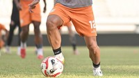 Dalam laman instagram Borneo FC, @borneofc.id, dibagikan momen para pemain tengah berlatih intensif jelang hadapi 9 laga tersisa. Nampak bek Pesut Etam, Rayhan Utina ikut berlatih.