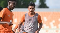 Gelandang Ahmad Agung Setia Budi nampak memantapkan latihan fisik di lapangan, bersama penyerang Borneo FC berdarah Guinea, Ousmane Maiket Camara.