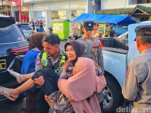 Cerita Haru Polwan Sukabumi Bopong Ibu di Pos Lego