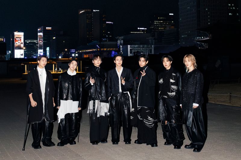 Penampilan BTS saat menggelar konser 'BTS Comeback Live: ARIRANG' di Gwanghwamun Square.