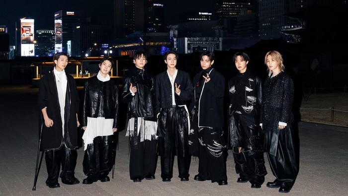Penampilan BTS saat menggelar konser BTS Comeback Live: ARIRANG di Gwanghwamun Square.