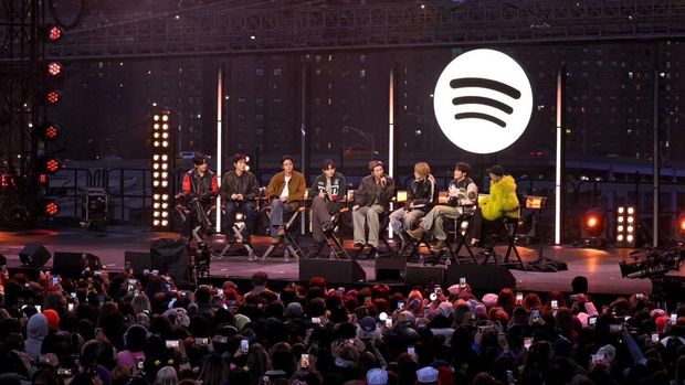 BTS tampil untuk pertama kalinya dalam empat tahun di New York dalam Spotify x BTS: Swimside di New York, Selasa (24/3/2026) waktu setempat. (Dok. Spotify)