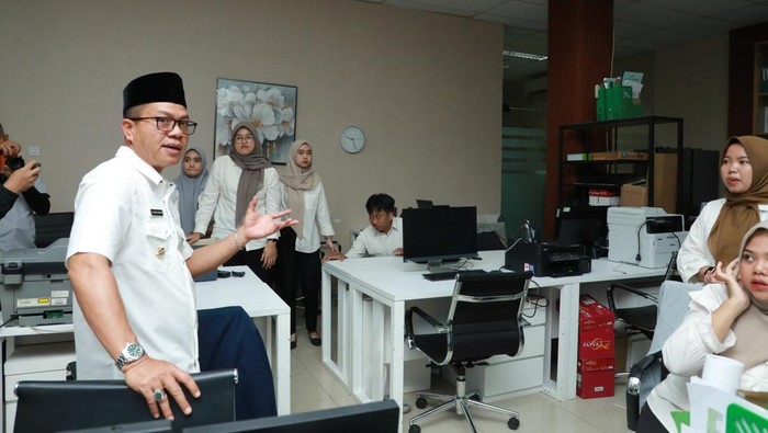 Bupati Bandung Dadang Supriatna langsung melakukan inspeksi mendadak (sidak) di kantor Badan Pendapatan Daerah (Bapenda) dan Badan Keuangan dan Aset Daerah (BKAD), Rabu (25/3/2026).