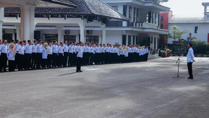 Bupati Ciamis Herdiat Sunarya memimpin apel di hari pertama kerja usai libur Idul Fitri.