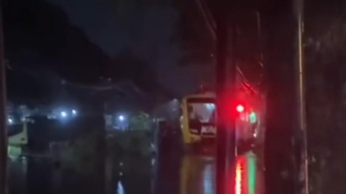 Commuter Line Berhenti di Beji karena Rel Terendam Banjir