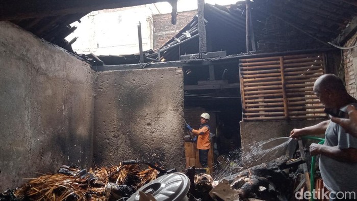 Dapur rumah di Desa Troso, Kecamatan Karanganom, Klaten terbakar, Rabu (25/3/2026).