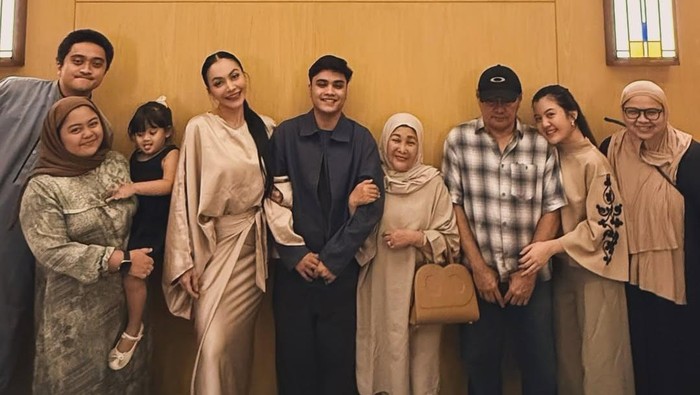 Denada Lebaran bareng Ressa Rizky Rossano.