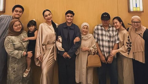 Denada Lebaran dengan Ressa Rizky Rossano dan keluarga.