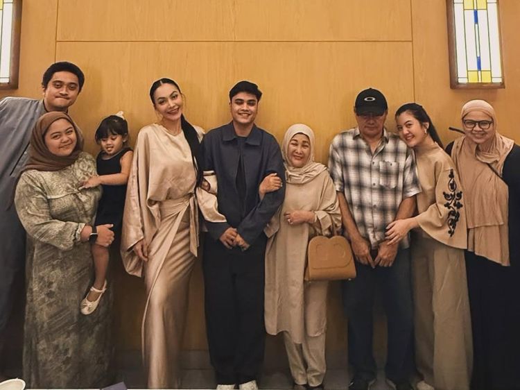 Momen Haru Denada dan Keluarga Ressa Rizky Nangis Berpelukan