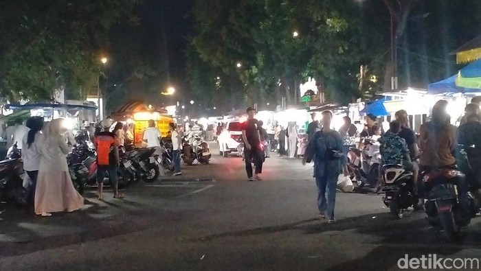 Deretan stan kuliner yang diserbu pengunjung 