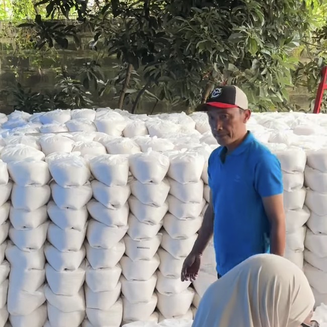 Dewi Perssik Balas Nyinyiran soal THR Rp 15 Ribu dengan Gunungan Beras